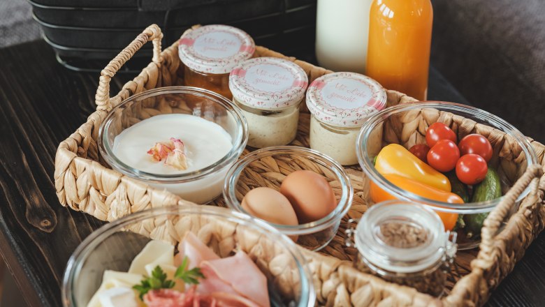 Genussvolles Frühstück, © Chalaalets Frühstückstablett mit Brötchen, Croissant, Milch, Saft, Joghurt, Eiern, Aufschnitt und Gemüse.