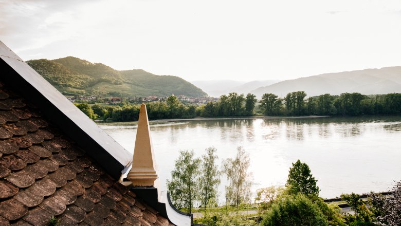 villa_schonthal-44_1, © Julius Hirtzberger Blick von einem Dach auf einen Fluss und bewaldete Hügel im Hintergrund.