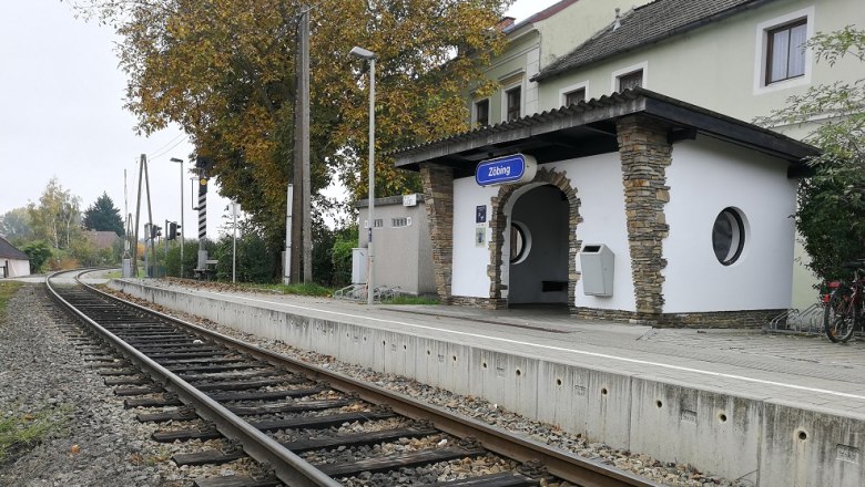 Bahnhof Zöbing, © Roman Zöchlinger Kleiner Bahnhof mit Gleisen und Wartehäuschen in Zöbing.