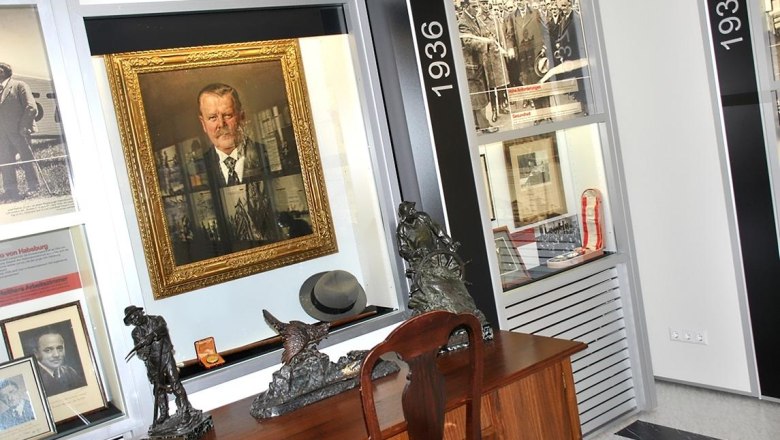 Josef Reither Museum, © Josef Reither Museum - Alois Wurzinger Innenansicht eines Museums mit Gemälden, Skulpturen und historischen Fotos.