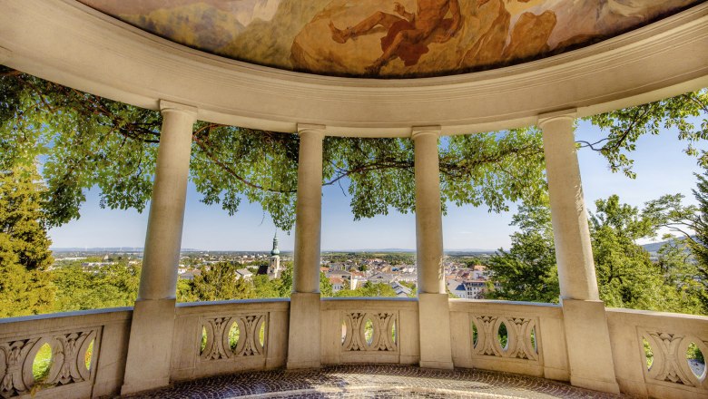 Beethoventempel Baden, © Wolfgang Spekner Innenansicht des Beethoventempels in Baden mit Blick auf die Stadt und bemalter Decke.