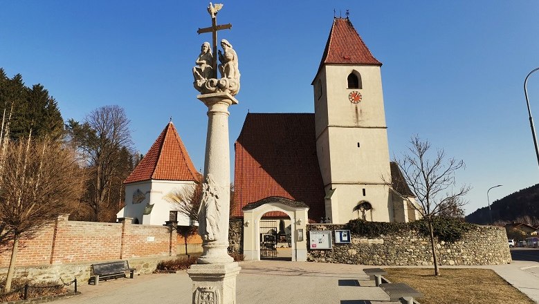 Pfarrkirche Unter-Aspang, © Wiener Alpen Pfarrkirche Unter-Aspang mit Säule im Vordergrund und blauem Himmel.