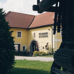 Genussbauernhof Distelberger: 900 Jahre alter Vierkanthof, © Niederösterreich Werbung/Ian Ehm 900 Jahre alter Vierkanthof des Genussbauernhof Distelberger