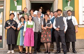 Familie Ebner und Team, © Hotel-Restaurant zur Post Das Team des Hotel Zur Post in Melk vor der Restaurant.