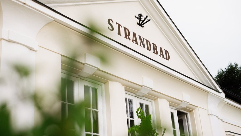 Kulinarische Reise, Alpenstrandbad Edlach, Reichenau an der Rax, Wiener Alpen, © Niederösterreich Werbung/Mara Hohla Herunterladen Das Alpenstrandbad Edlach lädt mit seiner charmanten Architektur und der ruhigen Atmosphäre zum Verweilen ein. Umgeben von üppigem Grün und der majestätischen Kulisse der Wiener Alpen, ist dieser Ort ein perfektes Ziel für Erholungssuchende und Naturliebhaber.