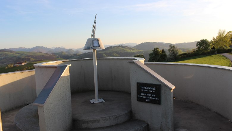 Der drehbare Pfeil hilft, die umliegenden Berge zu identifizieren, © Pöchacker - Mostviertel Tourismus Der drehbare Pfeil hilft, die umliegenden Berge zu identifizieren, © Pöchacker - Mostviertel Tourismus