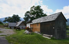 Schneeberger Säge, © Steindy, CC BY-SA 2.0 DE Traditionelle Holzgebäude mit Bergen im Hintergrund.
