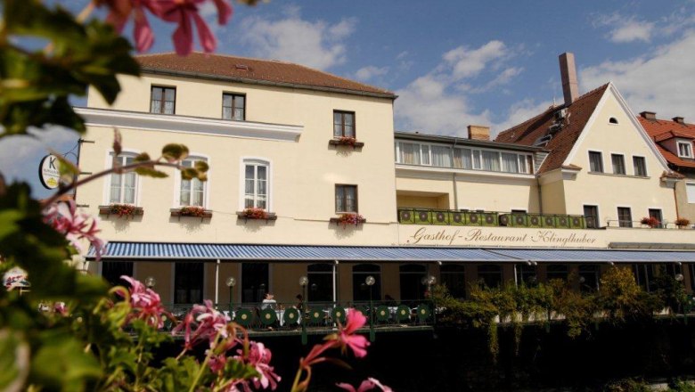 Hotel & Gasthof Klinglhuber, © Steve Haider Hotel und Gasthof Klinglhuber mit Blumen im Vordergrund.