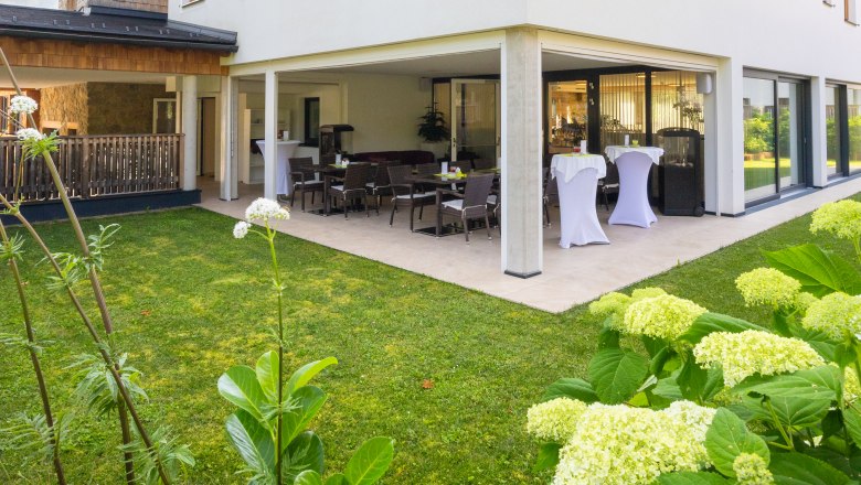 R&R Residenzen Hotel Mitterbach, © Niederösterreich Werbung / Maximilian Pawlikowsky Außenansicht eines modernen Hotels mit Terrasse und Garten.