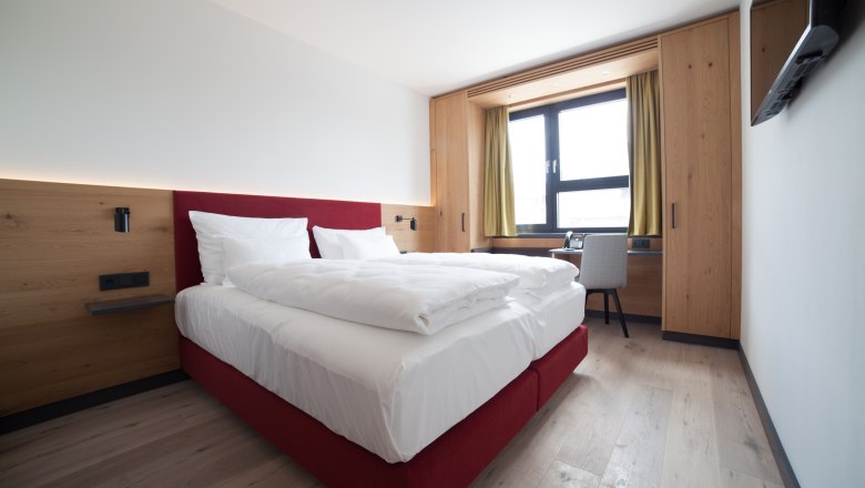 TD-Doppelzimmer Best Western, © Guzy Gmbh Doppelbett in hellem Zimmer mit Fenster