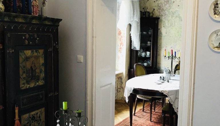 Aufenthaltsraum, © Fam. Probst Ein gemütlicher Raum mit antikem Mobiliar, Tischdecke und Kerzenständer.