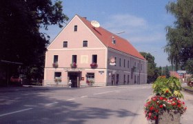 Gasthof Zu den Linden, © Haas-Neuwirth Ein traditionelles Gasthaus an einer Straßenecke mit Blumen geschmückt.