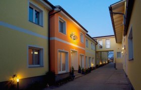 Hotel Radlinger, © Hotel Radlinger Außenansicht des Hotel Radlinger bei Dämmerung.