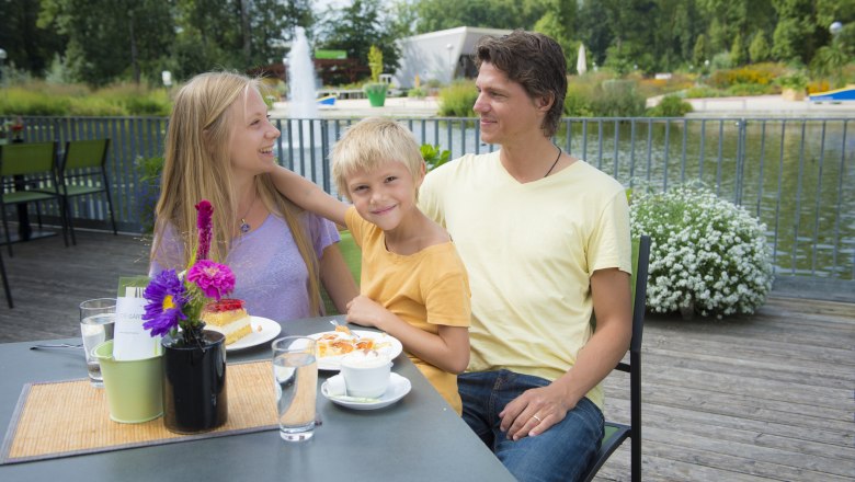TD- Terrasse Die Gärtnerei, © Robert-Herbst Familie sitzt auf der Terrasse des Restaurants