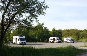 Wohnmobil Stellplatz beim Nationalparkhaus, © NP Thayatal Wohnmobile auf einem Stellplatz im Grünen, umgeben von Bäumen.