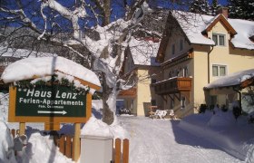 Haus Lenz, © Haus Lenz Winterliche Szene mit Haus Lenz und verschneitem Weg.