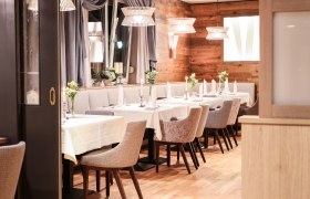Landgasthaus & Hotel Muhr, © Landgasthaus & Hotel Muhr Restaurant mit Tischen und Stühlen