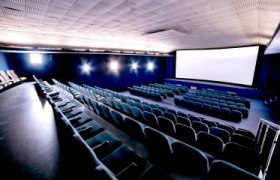 Kino Ternitz, © Picalek Innenansicht eines leeren Kinosaals mit blauen Sitzen und großer Leinwand.