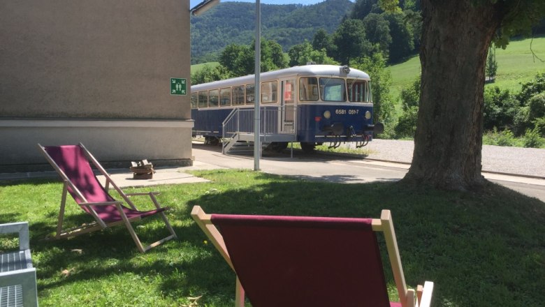 Liegestühle vor dem Gepäckwagen, © M. Schorn Liegestühle vor dem Gepäckwagen, © M. Schorn