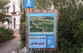 Wandertafel, © Gemeinde Markt Piesting Wandertafel mit Karte und Informationen am Wiener Alpenbogen.