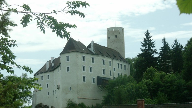 Marktgemeinde Karlstein, © Marktgemeinde Karlstein Burg Karlstein umgeben von Bäumen und einem blauen Himmel.