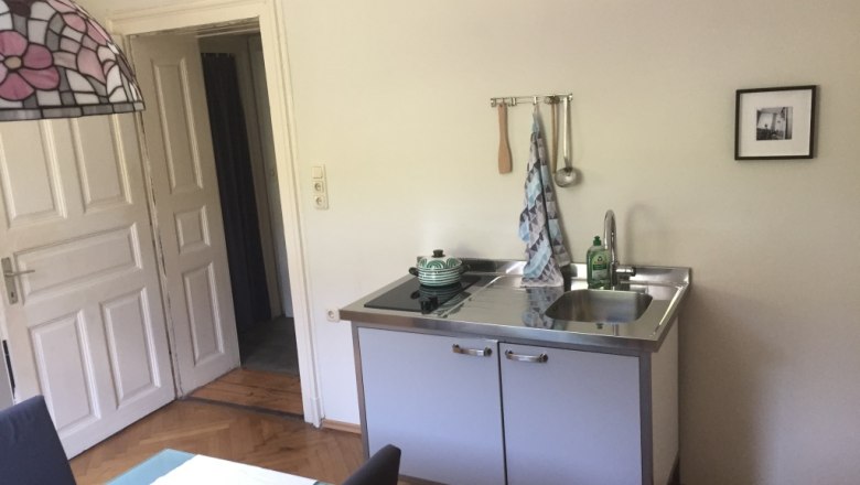 Kleine Kochstelle mit Kühlschrank in der ehemaligen Bahnwärterwohnung, © M. Schorn Kleine Kochstelle mit Kühlschrank in der ehemaligen Bahnwärterwohnung, © M. Schorn