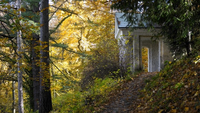 Stiftspark Lilienfeld, © Natur im Garten/Alexander Haiden Herbstszene im Stiftspark Lilienfeld mit Laub und kleinem Gebäude.