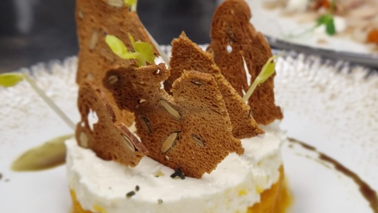 Mille feuille vom Gupferlkasmousse mit Kürbis Chutney, © Sebastien Levier Mille feuille vom Gupferlkasmousse mit Kürbis Chutney, © Sebastien Levier