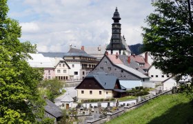 Blick auf Annaberg, © weinfranz.at Blick auf Annaberg mit Kirche und Friedhof im Vordergrund.