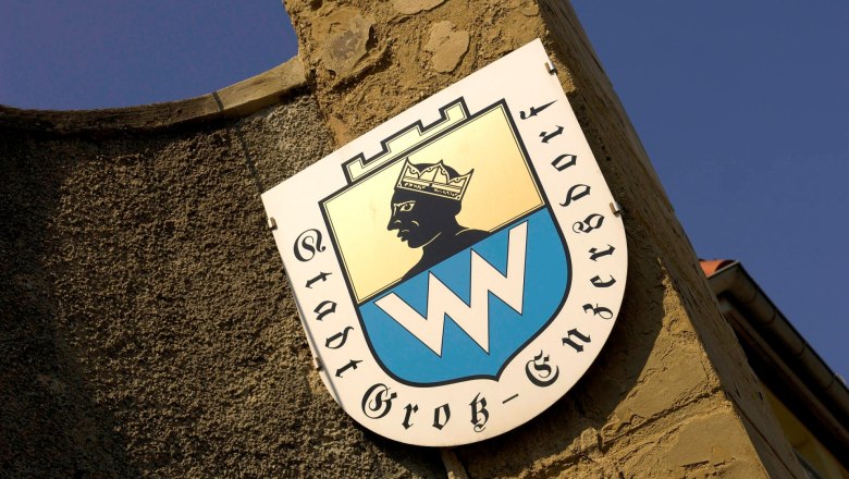 Wappen Stadtgemeinde Groß-Enzersdorf, © Stadtgemeinde Groß-Enzersdorf Wappen der Stadtgemeinde Groß-Enzersdorf an einer Steinwand.