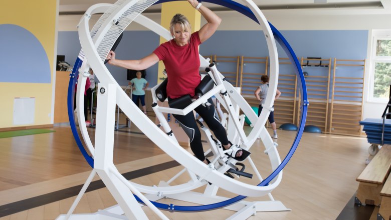 Therarama Space-Curl, © Gesundheitsresort Königsberg Frau trainiert in einem Fitnessgerät im Gesundheitsresort Königsberg.
