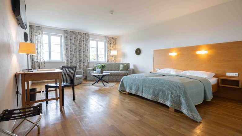 Studio Genießerzimmer "Grüner Veltliner", © Werner Wachsmann Verlag Doppelzimmer mit großem Bett und Sofa