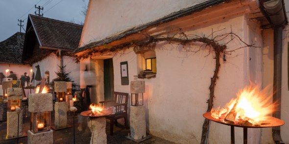 In der Dämmerung erleuchten flackernde Feuerstellen die charmante Kulisse, während der Duft von Glühwein und frisch gebackenem Gebäck in der Luft liegt. Die Atmosphäre ist festlich und einladend, perfekt für einen gemütlichen Abend mit Freunden und Familie. Hier wird die Vorfreude auf die Adventszeit spürbar., © Claudia Schlager In der Dämmerung erleuchten flackernde Feuerstellen die charmante Kulisse, während der Duft von Glühwein und frisch gebackenem Gebäck in der Luft liegt. Die Atmosphäre ist festlich und einladend, perfekt für einen gemütlichen Abend mit Freunden und Familie. Hier wird die Vorfreude auf die Adventszeit spürbar., © Claudia Schlager