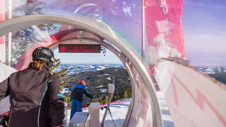 Schigebiet Mönichkirchen-Mariensee, © Skiregion Ostalpen/Martin Fülöp Skifahrer am Start einer Piste im Schigebiet Mönichkirchen-Mariensee.