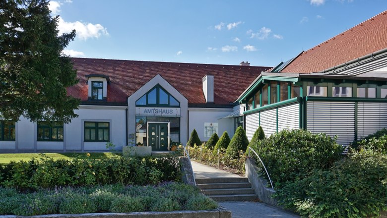 Gemeinde Michelhausen, © Marktgemeinde Michelhausen Amtsgebäude mit rotem Dach und Garten in Michelhausen.