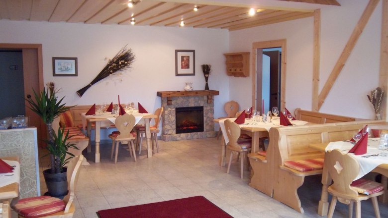 Trauung im Garten, © Besta Betriebs GmbH Gemütlicher Gastraum mit Holzmöbeln und Kamin.