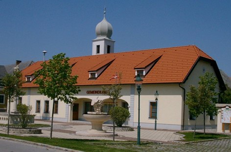 Göttlesbrunn-Arbesthal, © Gemeinde Göttlesbrunn-Arbesthal Gemeindeamt in Göttlesbrunn-Arbesthal mit rotem Dach und Turm.