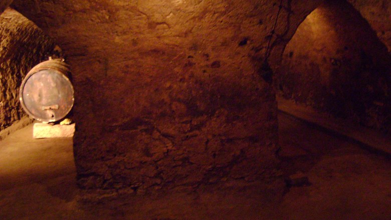 Gewölberöhren, © Familie Krottendorfer Gewölbekeller mit Fass und gemauerten Bögen.