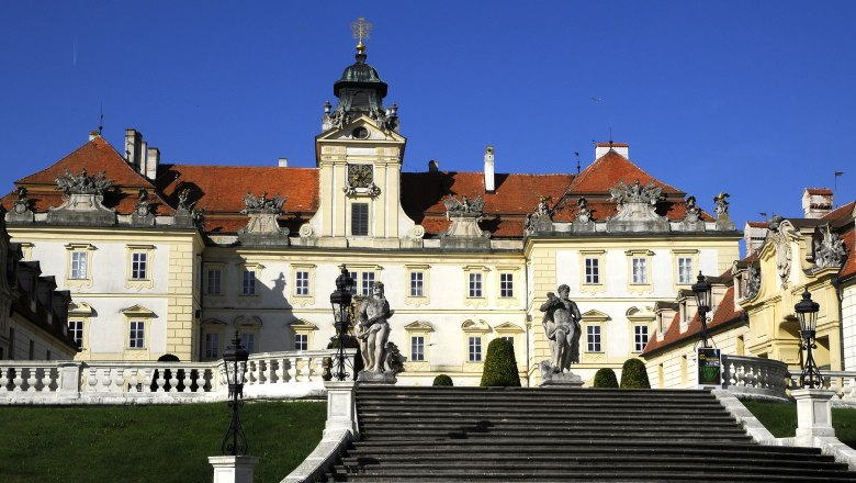 Schloss Valtice, © Weinviertel Tourismus / Mandl Schloss Valtice mit Treppe und Statuen im Vordergrund.