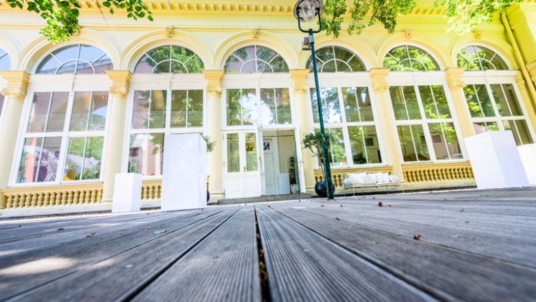 Kursalon Mödling, © lux&lauris Außenansicht des Kursalon Mödling mit großen Fenstern und Holzboden.