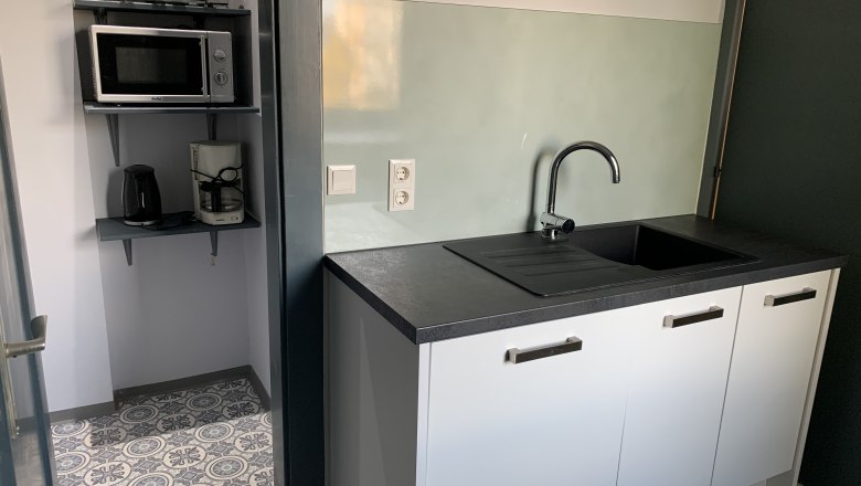 Küche, © Fam. Wochesländer Kleine Küche mit Spüle, Mikrowelle, Toaster und Kaffeemaschine.