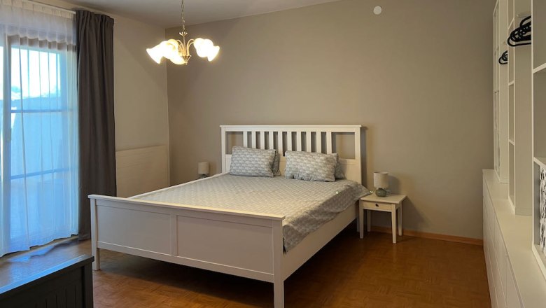 Ferienhaus Stixneusiedl, Schlafzimmer, © Karoline Wolfger Schlafzimmer mit weißem Bett, Nachttisch und Kleiderschrank.