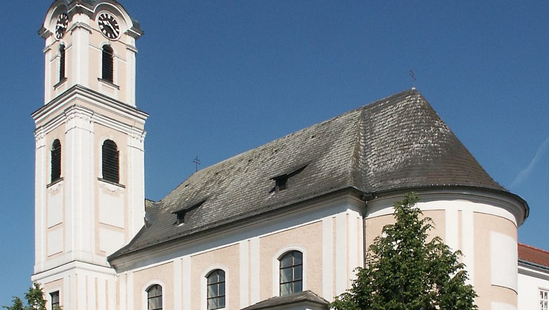 Minoritenkirche Tulln, © Donau Niederösterreich Die Minoritenkirche in Tulln mit ihrem markanten Turm und barocker Architektur vor blauem Himmel.
