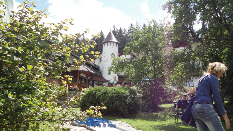 Minigolfen: macht Kindern und Eltern Spaß, © Waldpension Nebelstein/Fam. Schmidt Minigolfen: macht Kindern und Eltern Spaß, © Waldpension Nebelstein/Fam. Schmidt