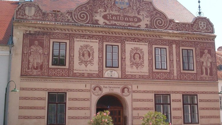 Stadtgemeinde Drosendorf-Zissersdorf, © Stadtgemeinde Drosendorf-Zissersdorf Historisches Rathaus in Drosendorf-Zissersdorf mit verzierten Fassadenmalereien.