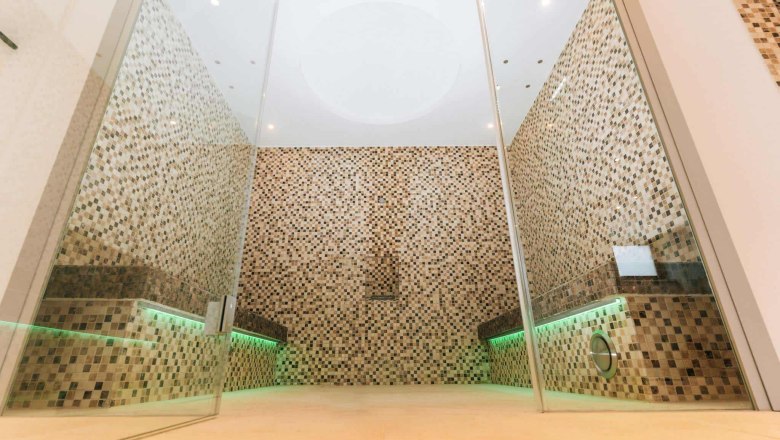 Neuer Saunabereich, © Sporthotel Semmering Moderner Saunabereich mit Mosaikfliesen und Glaswänden.