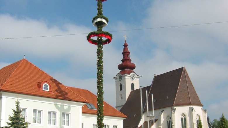St.Pantaleon-Erla, © Gemeinde St. Pantaleon-Erla Kirche mit Zwiebelturm und Maibaum in St. Pantaleon-Erla.