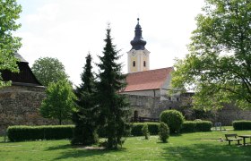 Pfarrkirche Mautern, © Gemeinde Mautern Pfarrkirche Mautern mit Kirchturm und Garten im Vordergrund.
