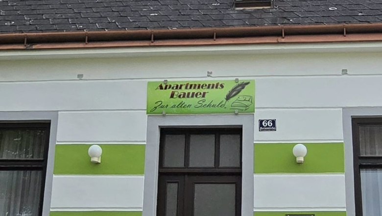 Hausansicht, © Apartment Bauer Zur Alten Schule Eingang eines Hauses mit der Aufschrift 'Apartments Bauer Zur alten Schule'.