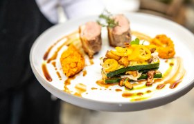 Kulinarik, © Donau_Niederösterreich_Pamela_Schmatz_ (11) Gourmetgericht auf einem weißen Teller mit Fleisch, Gemüse und Soße.
